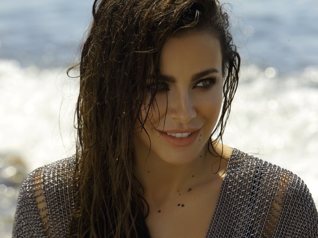 Украинская певица Ани Лорак с мокрыми волосами