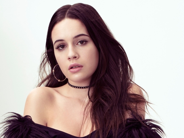 Американская певица Беа Миллер на белом фоне