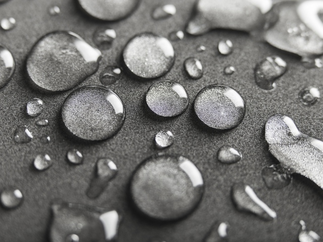 Много капель на сером фоне