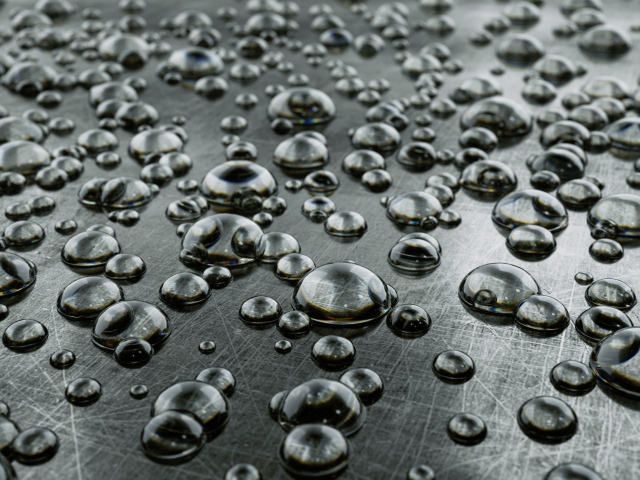 Много капель на серой железной поверхности 