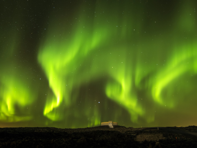 Красивое зеленое северное сияние в звездном ночном небе