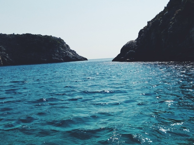 Голубая вода в заливе между гор 