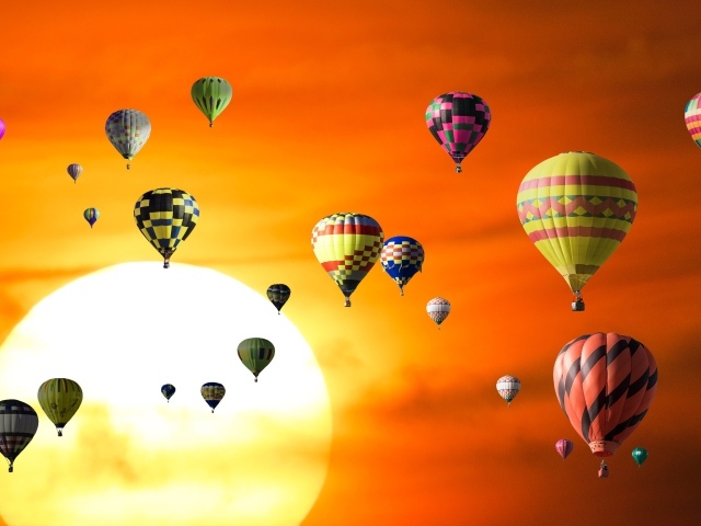 Монгольфьеры на фоне заката в небе