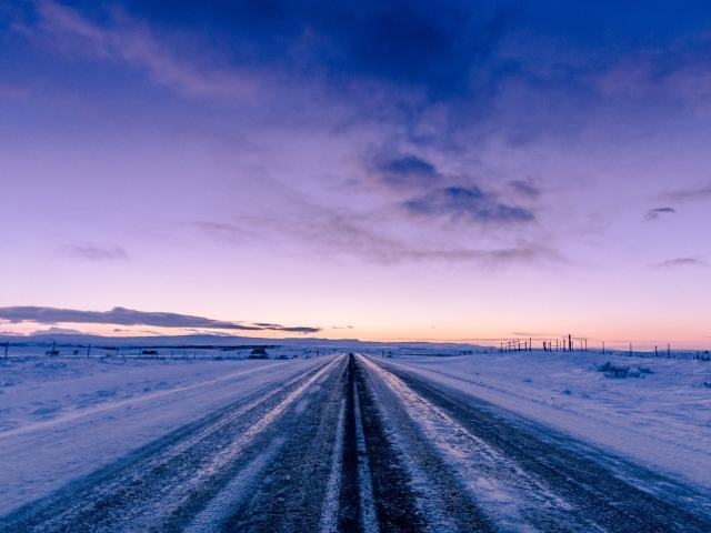 Покрытая льдом дорога на фоне неба 