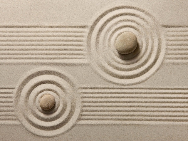 Японский сад камней на белом песке