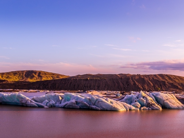 Тающие ледники под красивым сиреневым небом