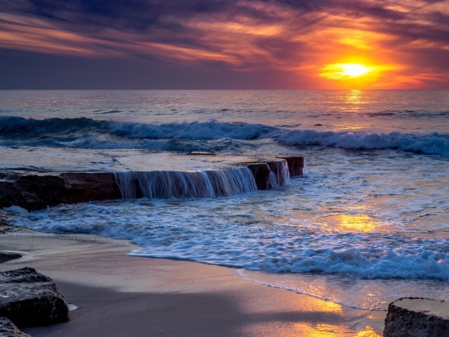 Бушующие волны океана на закате 