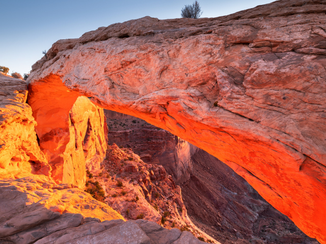 Скалы в лучах солнца в  Национальном парке Каньонлендс, Юта. США
