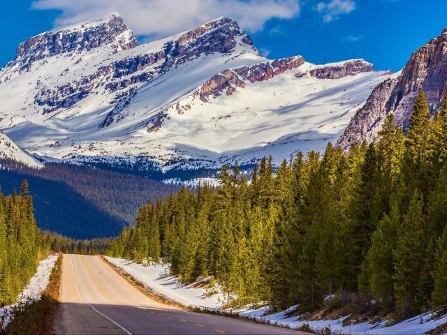 Дорога на фоне заснеженных гор, Национальный парк Банф. Канада