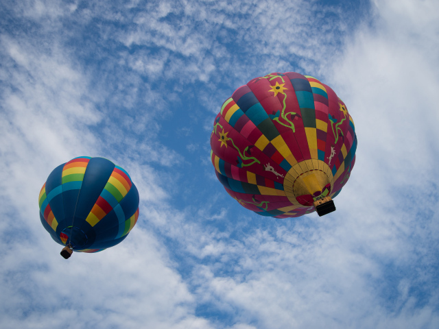 Два больших воздушных шара в голубом небе с белыми облаками