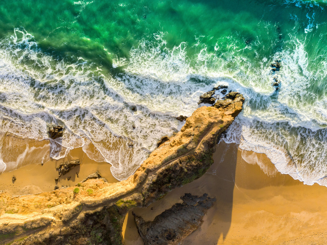 Белые волны океана на песке на береговой линии