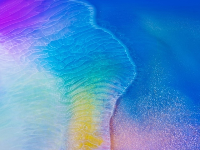 Белая вода омывает голубую поверхность 