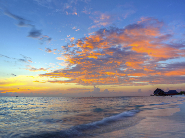 Красивый закат в небе на берегу тропического пляжа
