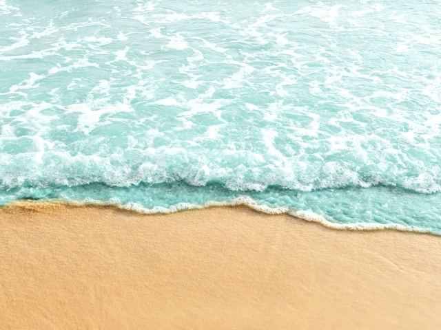 Голубая волна на теплом желтом песке летом