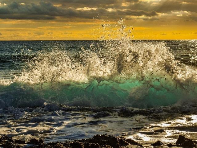 Бушующие белые волны на фоне низкий облаков в небе