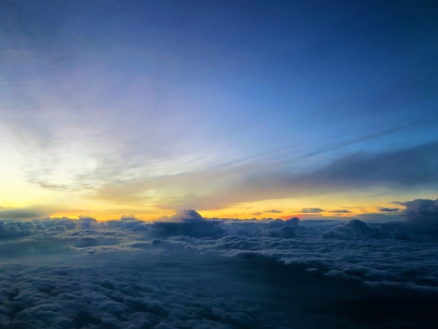 Белые низкие облака под голубым небом на рассвете