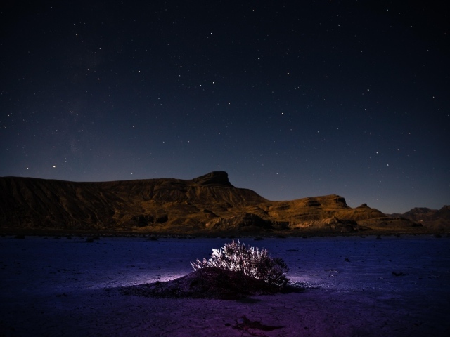 Пустыня у гор под звездным небом ночью