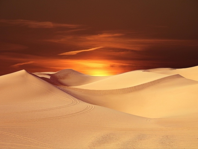 Бескрайняя пустыня под красивым небом на закате