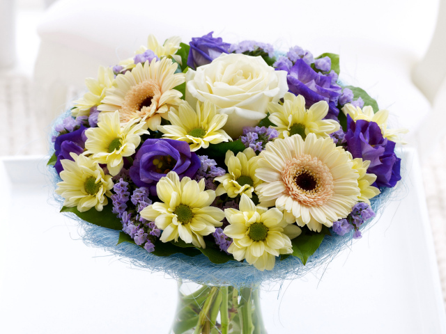 Красивый праздничный букет с цветами роз, хризантем и эустомы