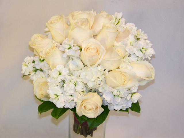Красивый нежный букет с белыми розами и цветами гортензии на сером фоне