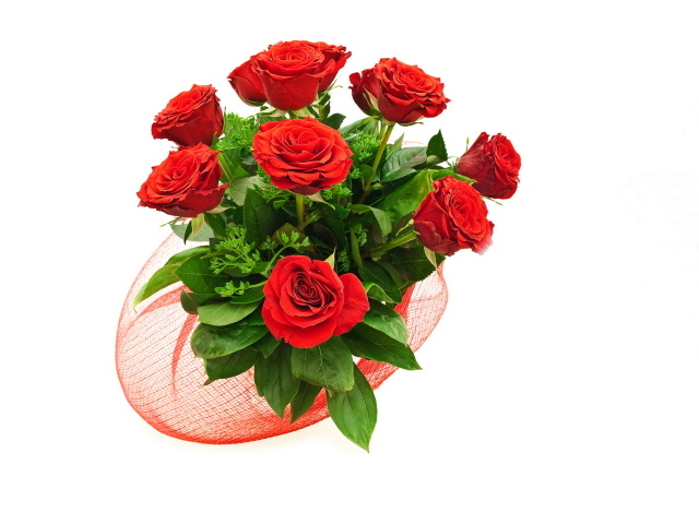 Букет красивых красных роз с зелеными листьями на белом фоне