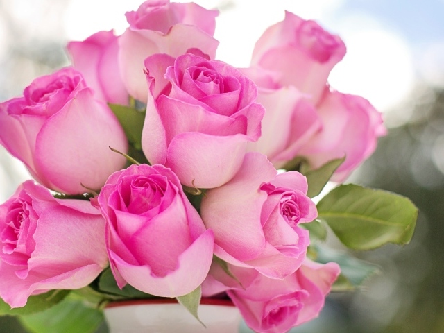 Букет нежных розовых роз в вазе 