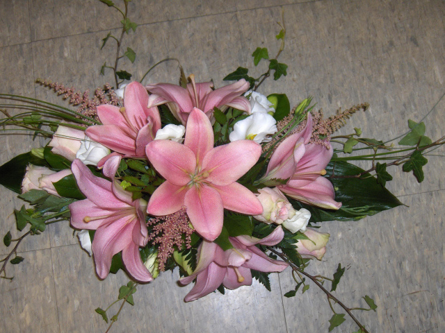 Букет розовых лилий с розами на полу 
