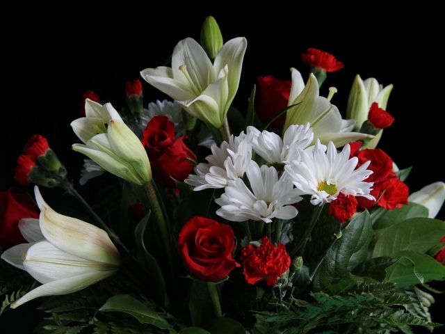 Букет из роз, лилий, хризантем и гвоздик на черном фоне