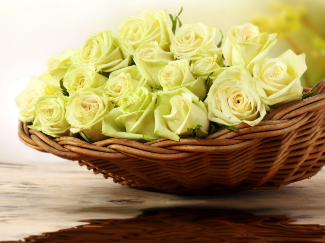 Букет белых роз в плетеной корзине