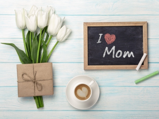 Букет белых тюльпанов, подарок и чашка кофе для мамы 