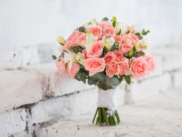 Букет с цветами розовых роз и белых цветов фрезии 