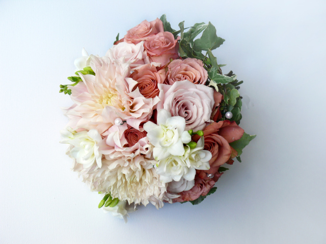 Букет с цветами роз и георгин на сером фоне 