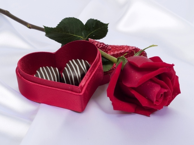 Красная роза с коробкой с шоколадными конфетами в форме сердца