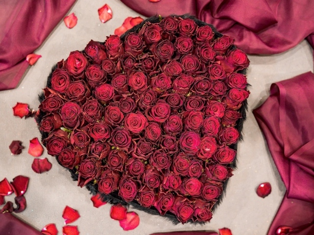 Красные розы в коробке в форме сердца вид сверху
