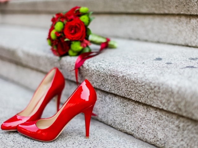 Красные туфли на ступеньках с букетом
