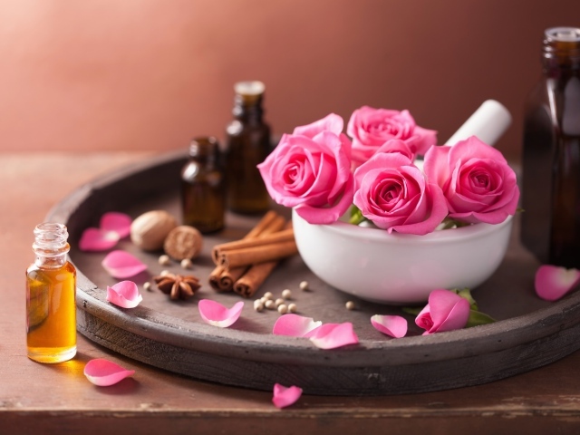 Розы на подносе с корицей и ароматным маслом