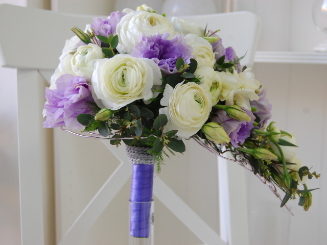 Белые лютики и цветы фиолетовой эустомы в букете 