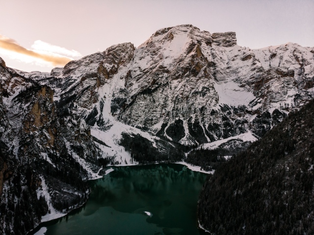 Озеро между заснеженных гор