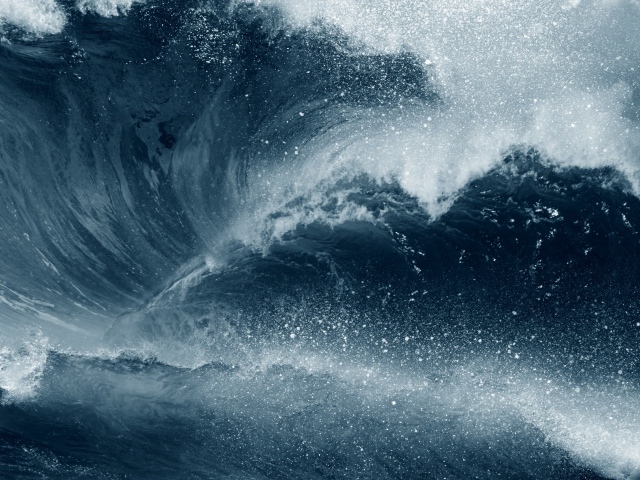 Высокая морская волна с белой пеной