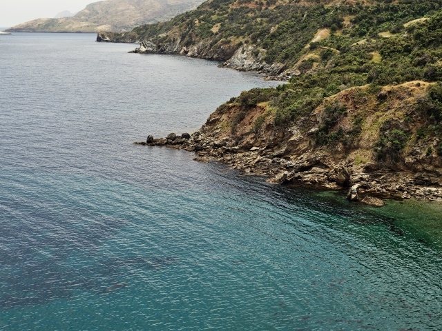 Голубая морская вода у скалистых берегов