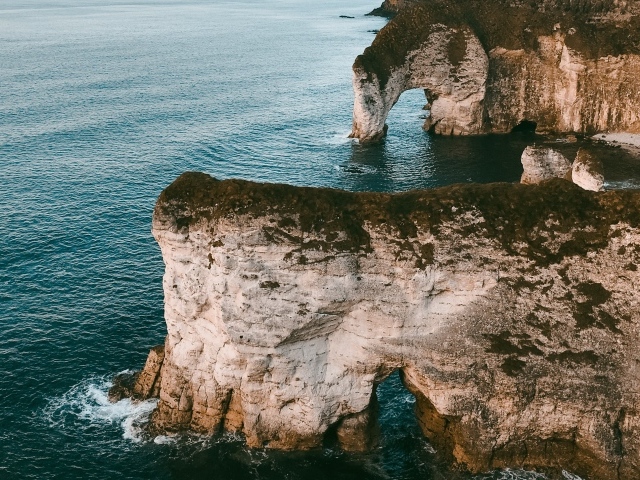 Каменные утесы с арками в океане 