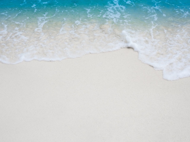 Чистая морская вода на белом песке летом