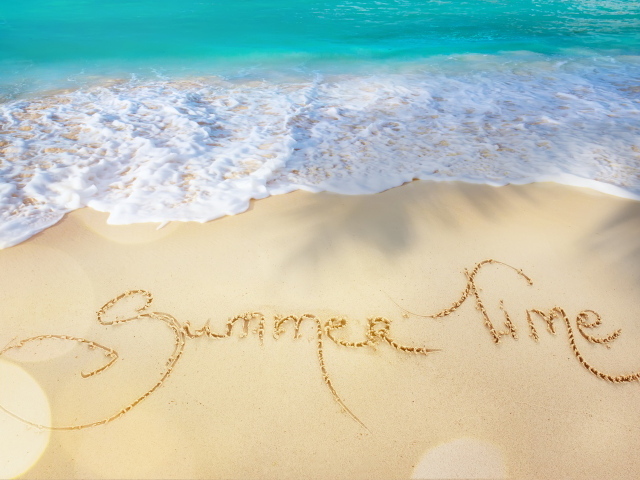 Надпись время лета на песке у моря