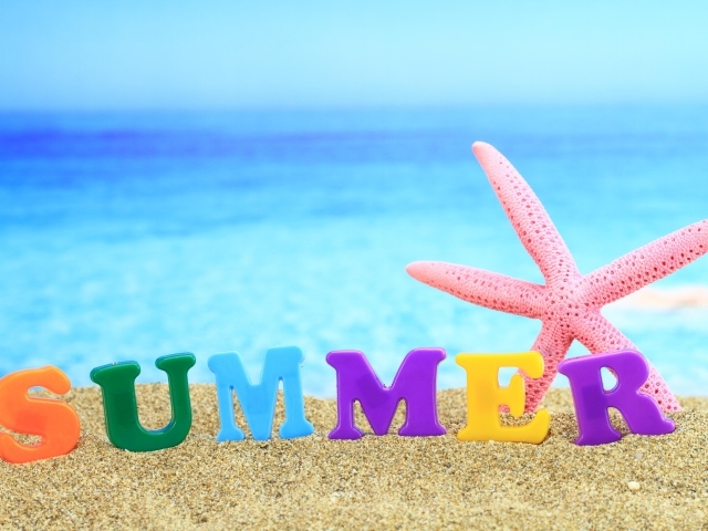 Розовая морская звезда и надпись лето на английском на песке