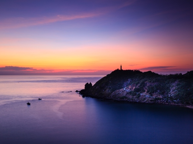 Красивый розовый закат на горизонте у залива