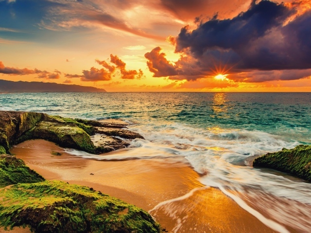 Красивый закат солнца на морском побережье 