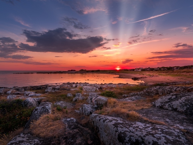 Лучи солнца на закате в небе над морем