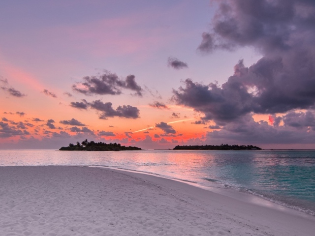 Закат на тихом побережье Исландии