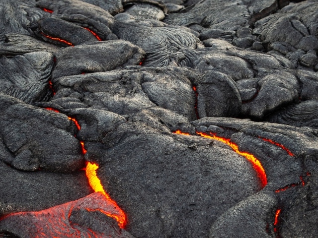 Лава пробивается сквозь трещины в вулкане 