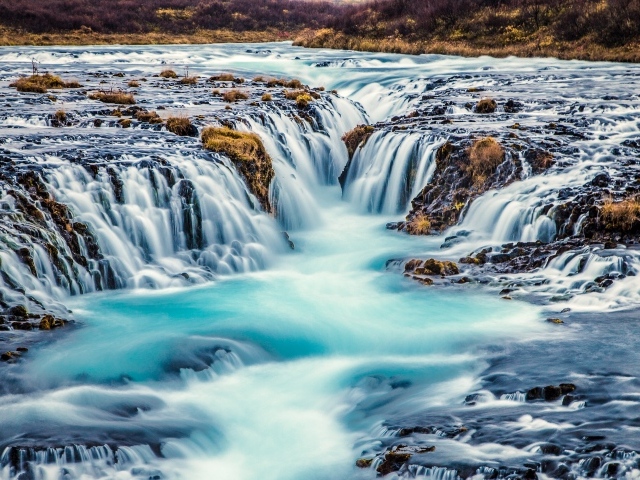 Быстрый водопад стекает с гор 